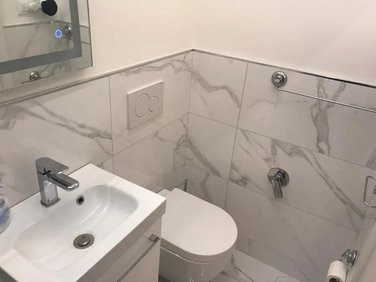 Tra Le Torri B&B - Ampia Stanza Privata In Appartamento Con Bagno Privato Accessibile Da Corridoio Bolonia
