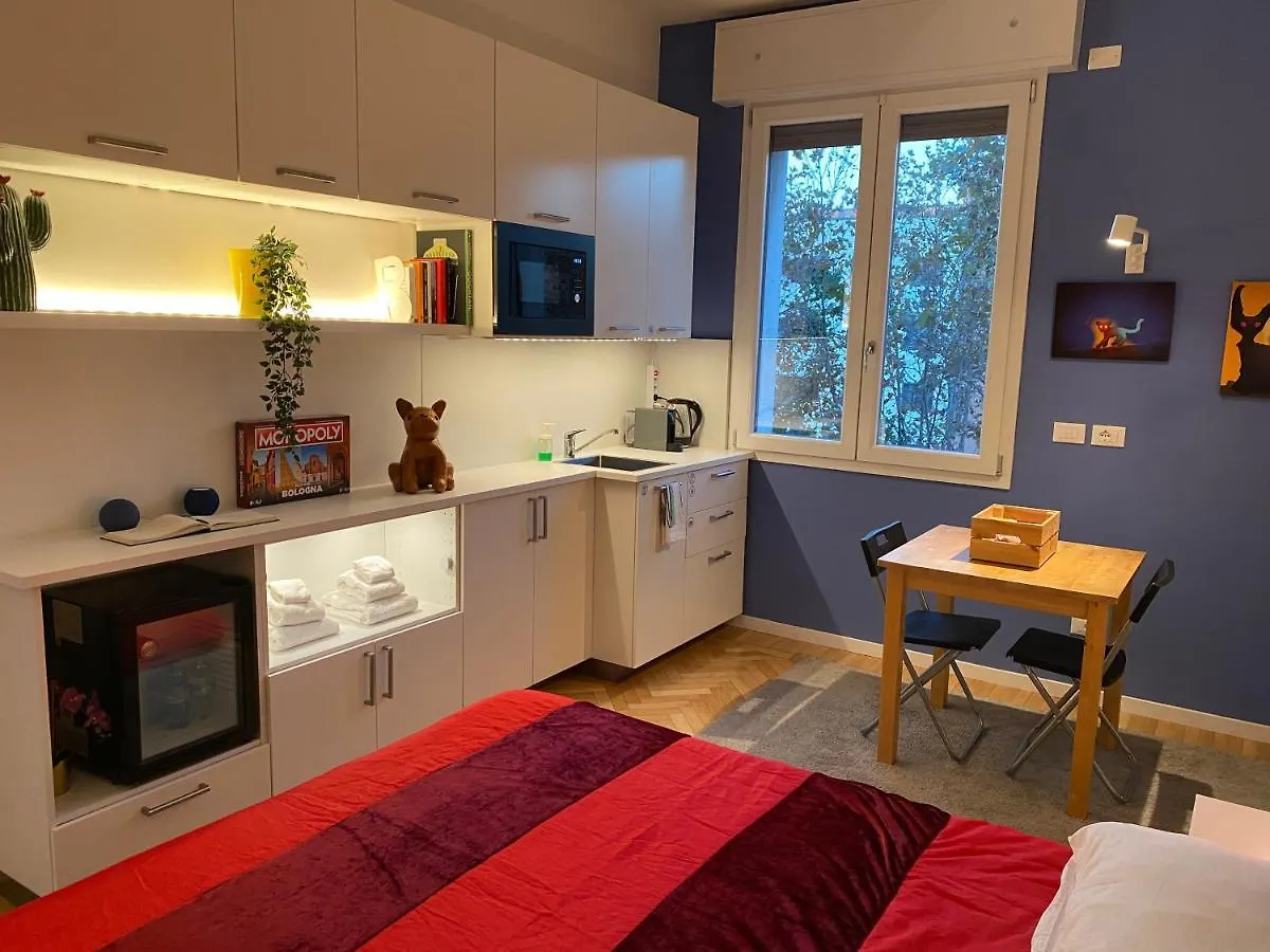 Tra Le Torri B&B - Ampia Stanza Privata In Appartamento Con Bagno Privato Accessibile Da Corridoio Bologna 0*,  Italy