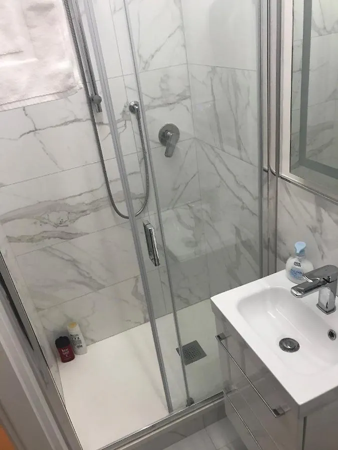 Bed & Breakfast Tra Le Torri B&B - Ampia Stanza Privata In Appartamento Con Bagno Privato Accessibile Da Corridoio Bologna
